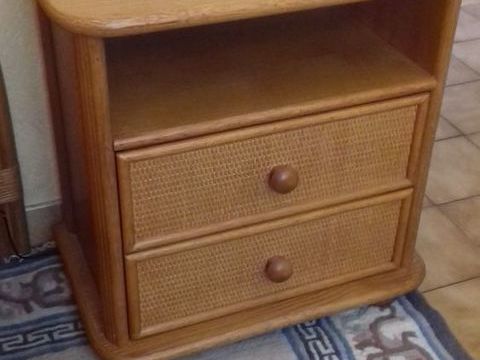 A vendre table de chevet 30 R�allon (05)