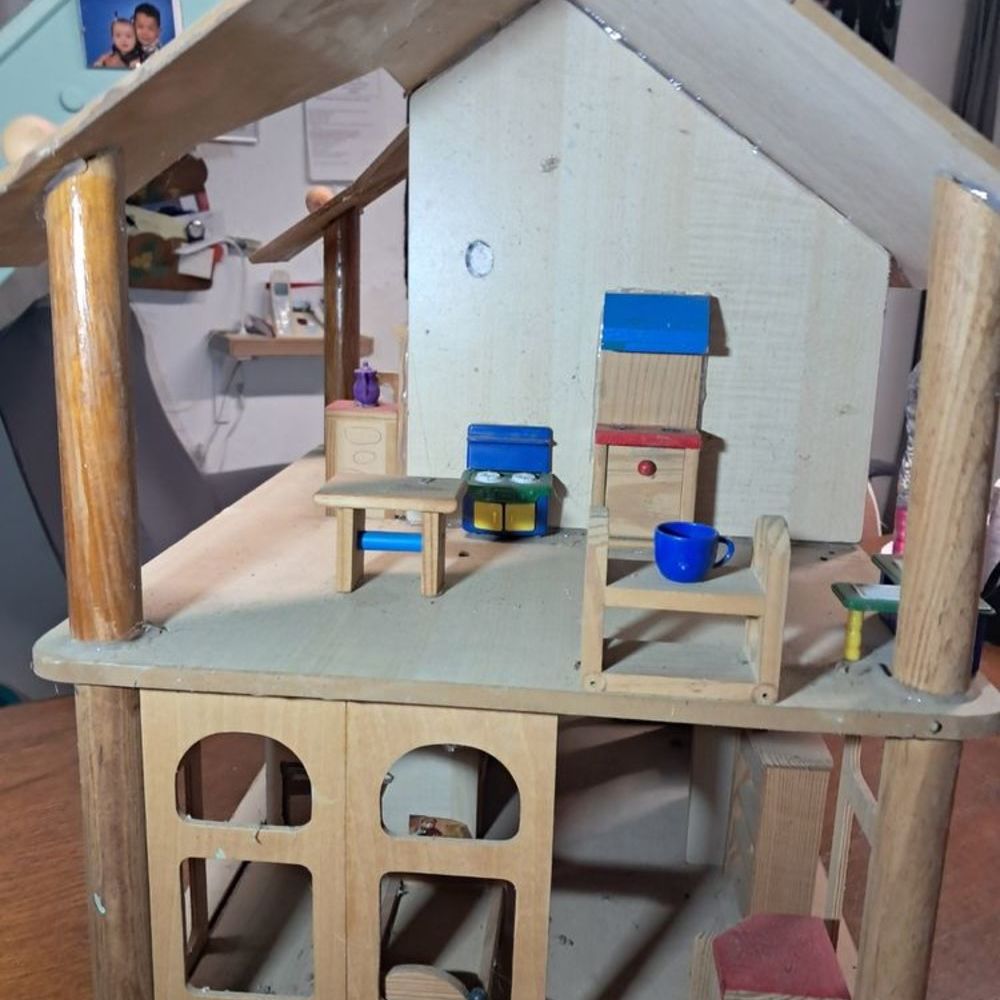 bonjour
Je vends cette jolie maison de poup&eacute;e en bois, id&eacute;al Mobilier enfants
