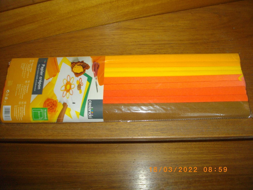UN PAQUET DE 10 ROULEAUX DE PAPIER CREPON Décoration