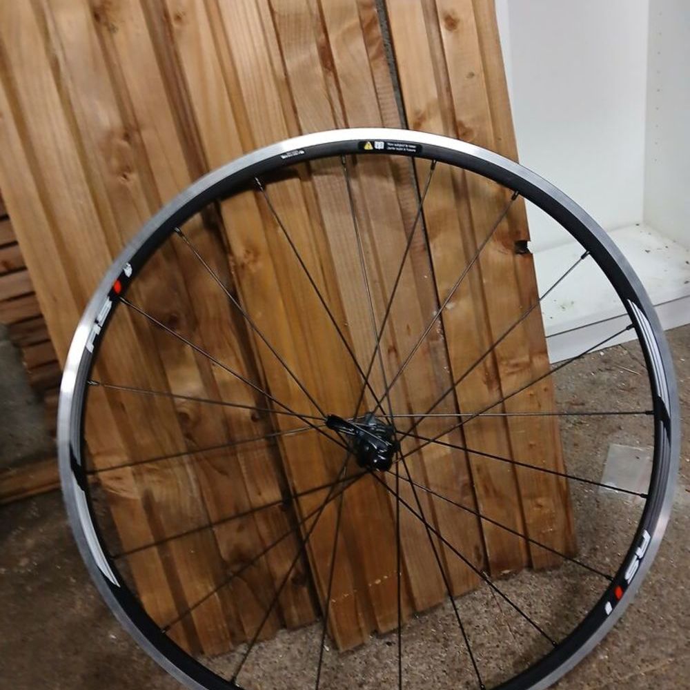 Roue arri&egrave;re Shimano RS neuve. Vélos