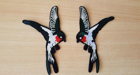 Ecusson brod� paire d'oiseaux vert blanc rouge 
20x14 cm 6 Carnon Plage (34)