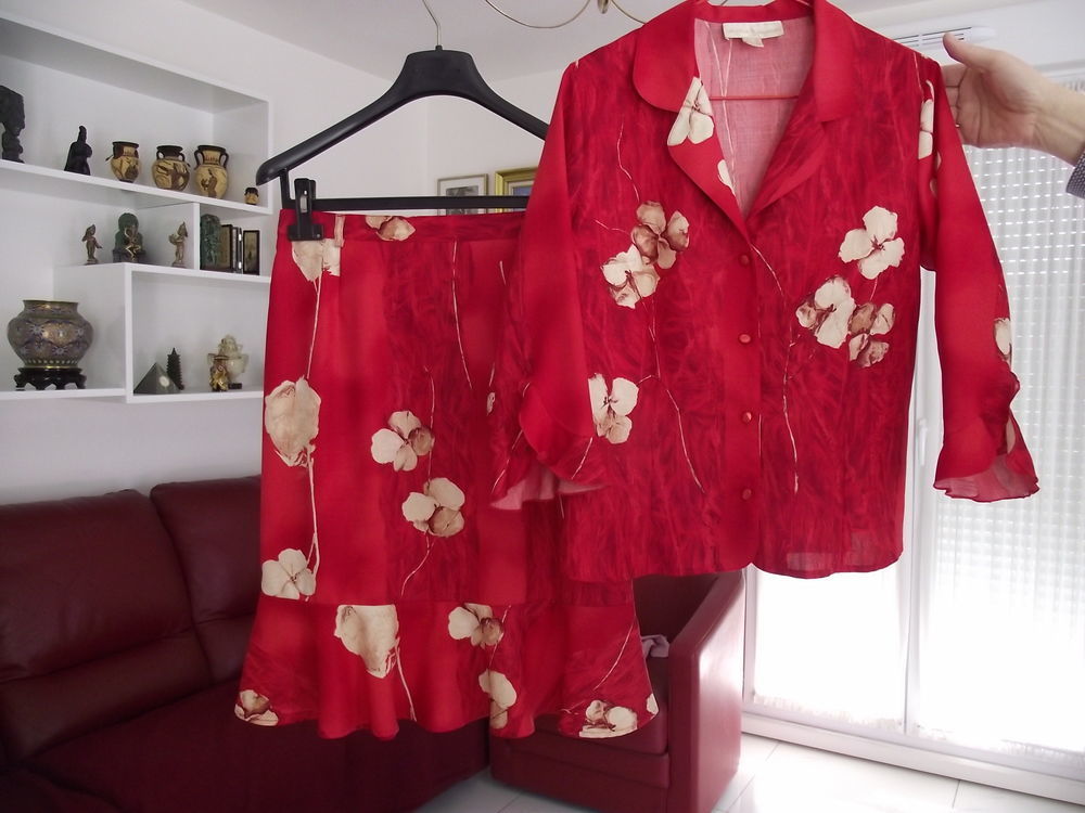 ENSEMBLE CORSAGE ET VESTE 3/4 MARQUE UN JOUR AILLEURS. Vêtements