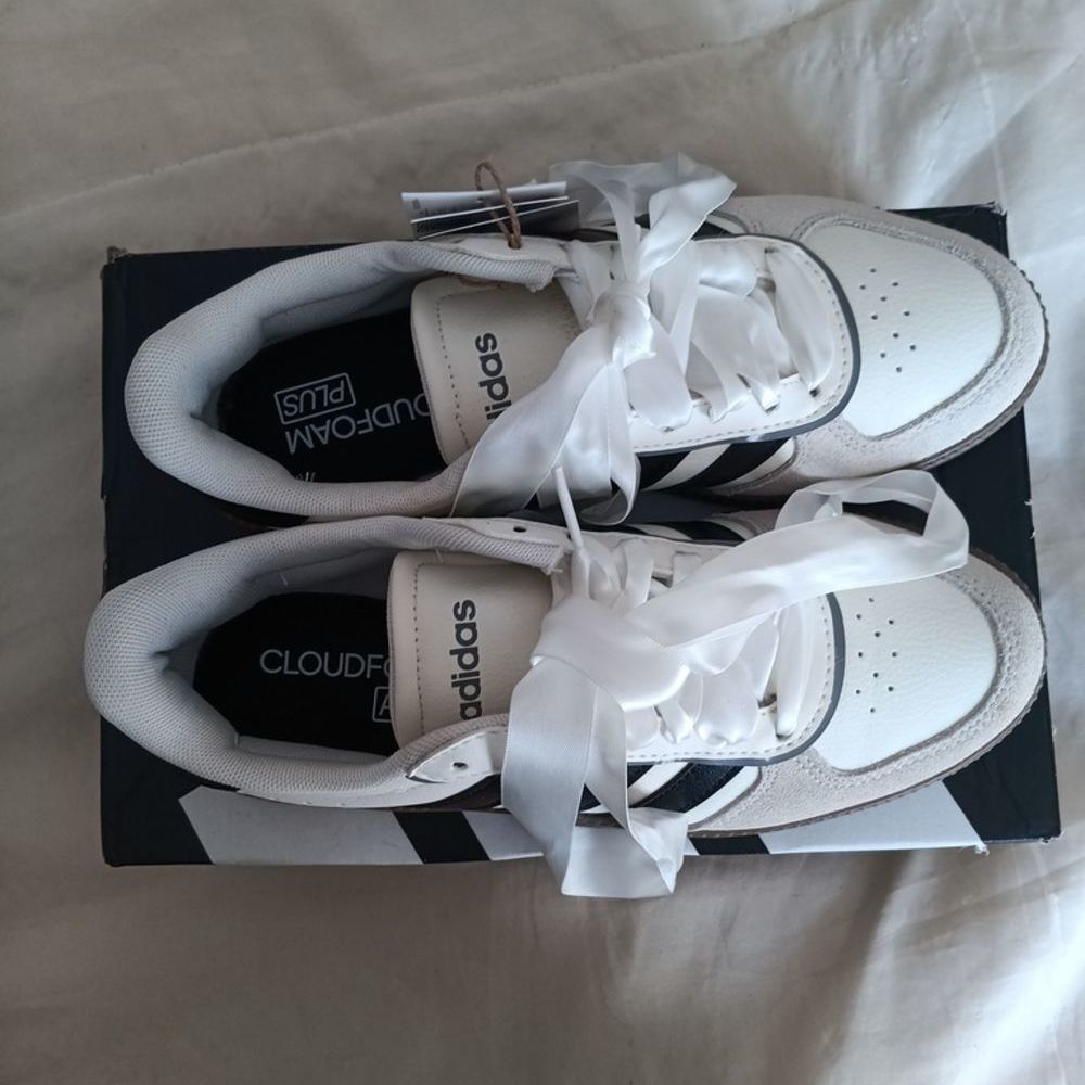 Baskets Adidas blanches bandes noires Chaussures