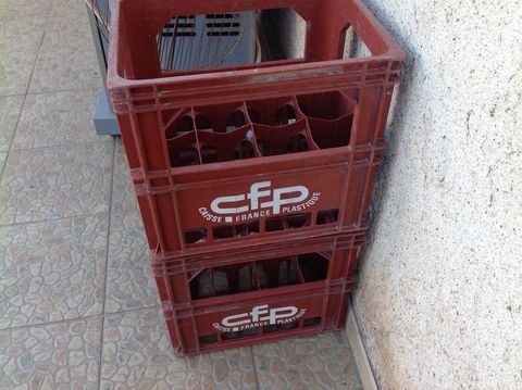 3 caisses en plastique pour bouteilles 10 Port-de-Bouc (13)