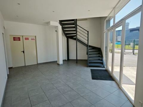   CHAPAREILLAN 38 entrep�t, atelier, bureaux, 700 M� Atelier - 8 pi�ce(s) - 700 m�