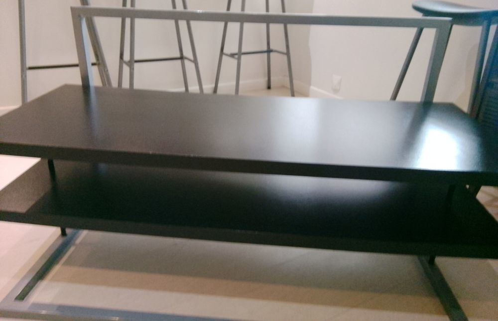 Table basse t&eacute;l&eacute; noire avec &eacute;tag&egrave;re Meubles
