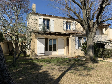   Villa avec garage et jardin  de type 5 - 128m2 -  Uzes  proche centre et commerces Maison - 5 pi�ce(s) - 128 m�