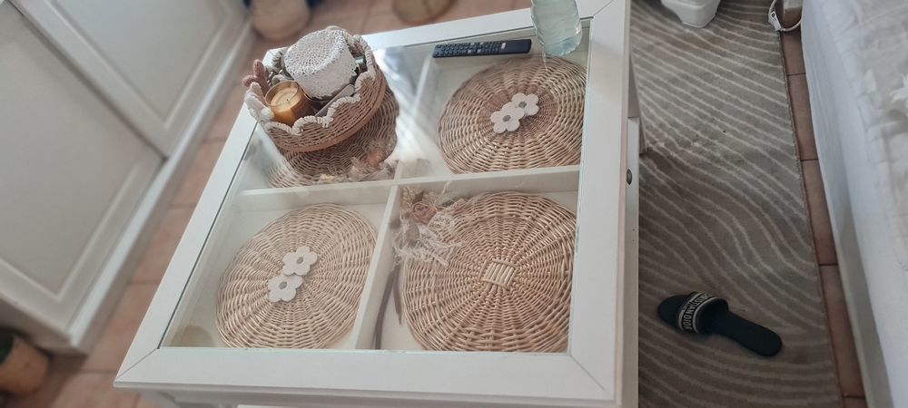 Grande table basse de salon blanche &agrave; tiroirs vitr&eacute;s Meubles
