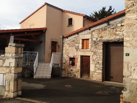   Maison de caract�re � CHAS 63160, nombreuses d�pendances  Maison - 5 pi�ce(s) - 80 m�