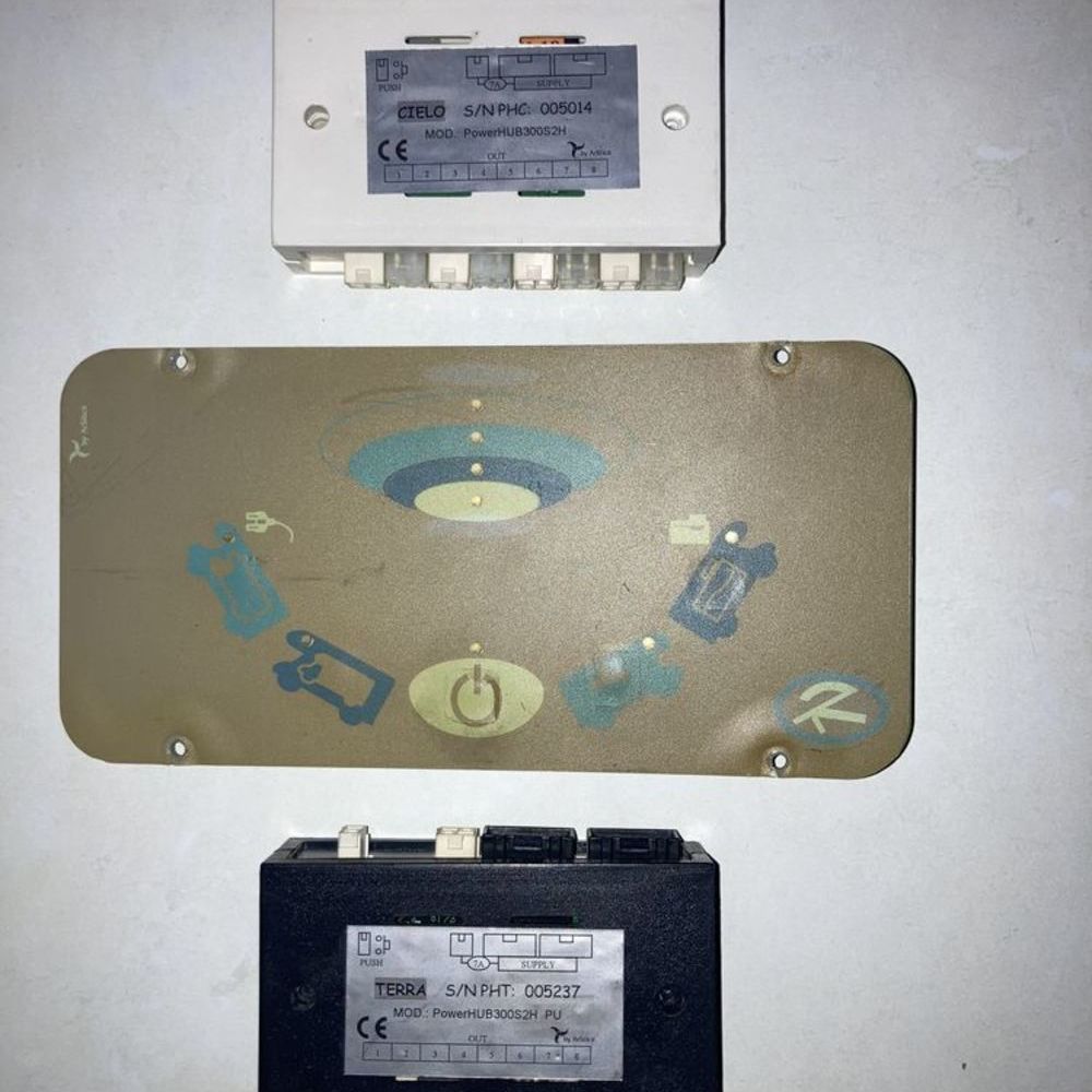 Panneau de contr&ocirc;le et modules de distribution 12V ArSilicii Bricolage