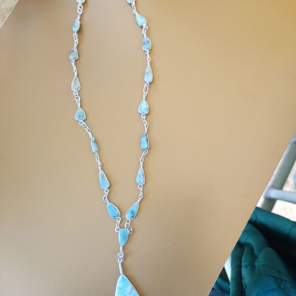 Magnifique collier mont&eacute; de v&eacute;ritables pierres de LARIMAR Bijoux et montres