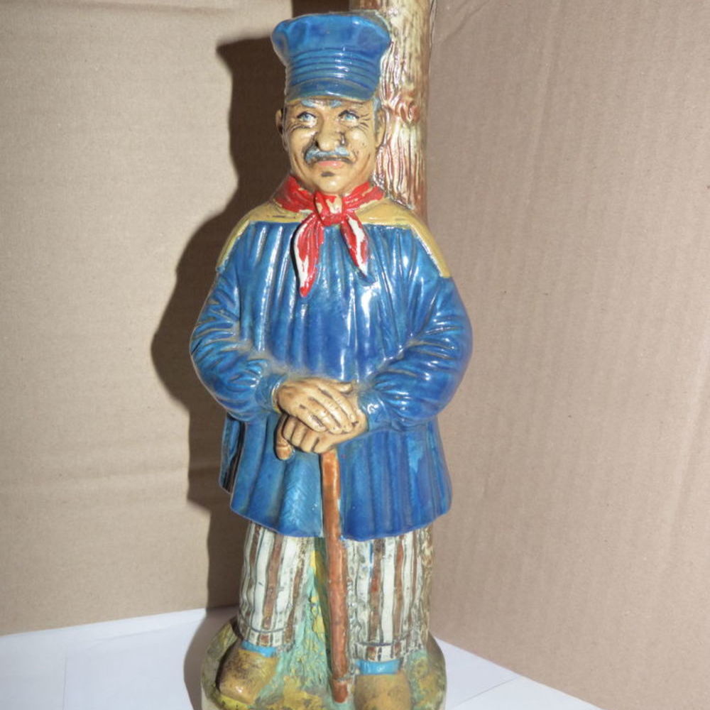 GRANDE BOUTEILLE HOMME AVEC UNE CANNE 