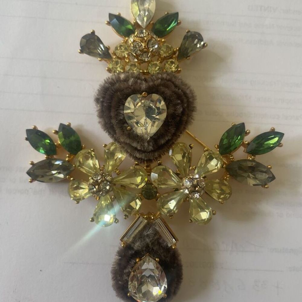 Broche Demi-Croix GM Strass Multicolore Coeur Crystal velour Bijoux et montres