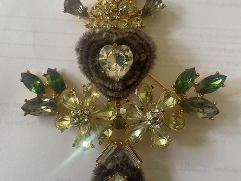 Broche Demi-Croix GM Strass Multicolore Coeur Crystal velour 480 Vigneux-sur-Seine (91)