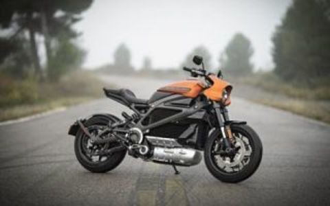 La moto lectrifie de Harley-Davidson sur les routes en automne