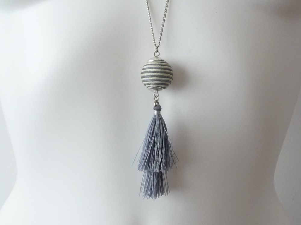 Collier/ Sautoir en M&eacute;tal Argent&eacute; avec son Pompon Gris Bijoux et montres