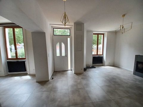   SAINT ETIENNE DE CUINES Au coeur du village, � proximit� des commerces, du coll�ge et au pied des Stations et des Cols Maison de caract�re ensoleill�e 120 m2 r�nov�e r�cemment avec prestations de qualit� sur tr�s agr�able jardin clos de 327 m2  Maison - 5 pi�ce(s) - 120 m�