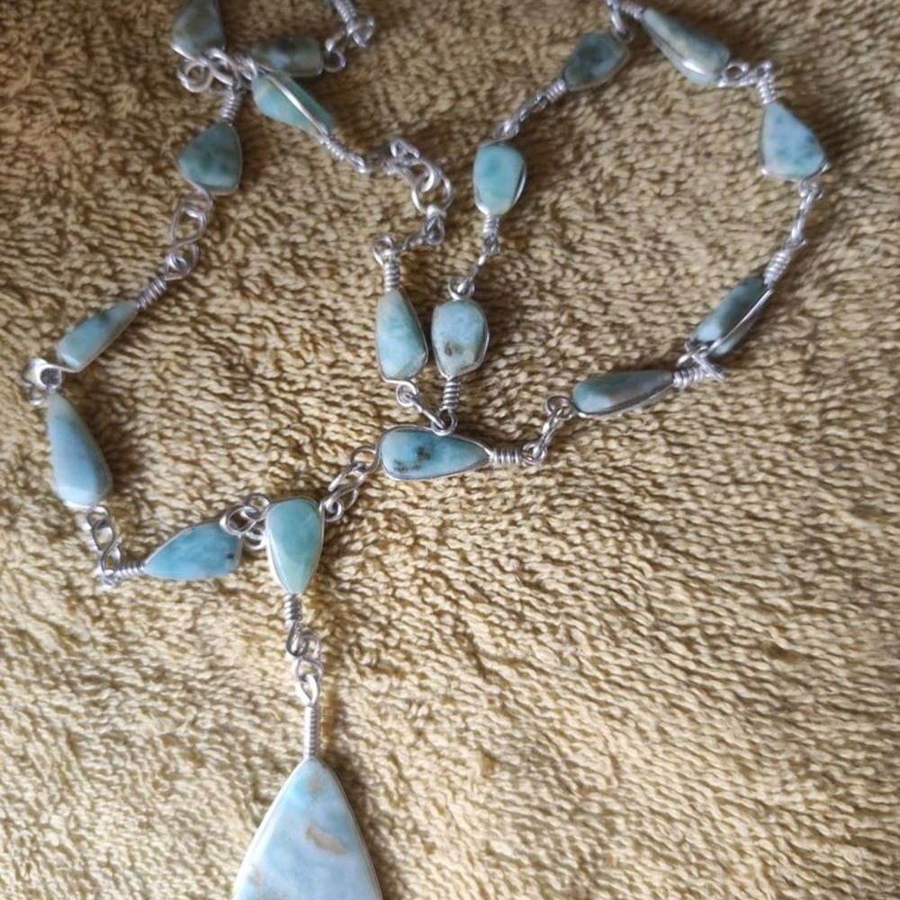 Magnifique collier mont&eacute; de v&eacute;ritables pierres de LARIMAR Bijoux et montres