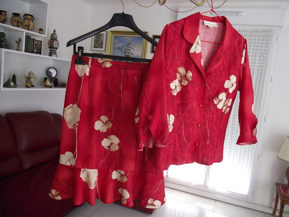 ENSEMBLE CORSAGE ET VESTE 3/4 MARQUE UN JOUR AILLEURS. Vêtements