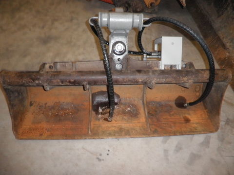 godet de curage inclinable pour pelle de 5 tonnes 2300 39120 Abergement st jean