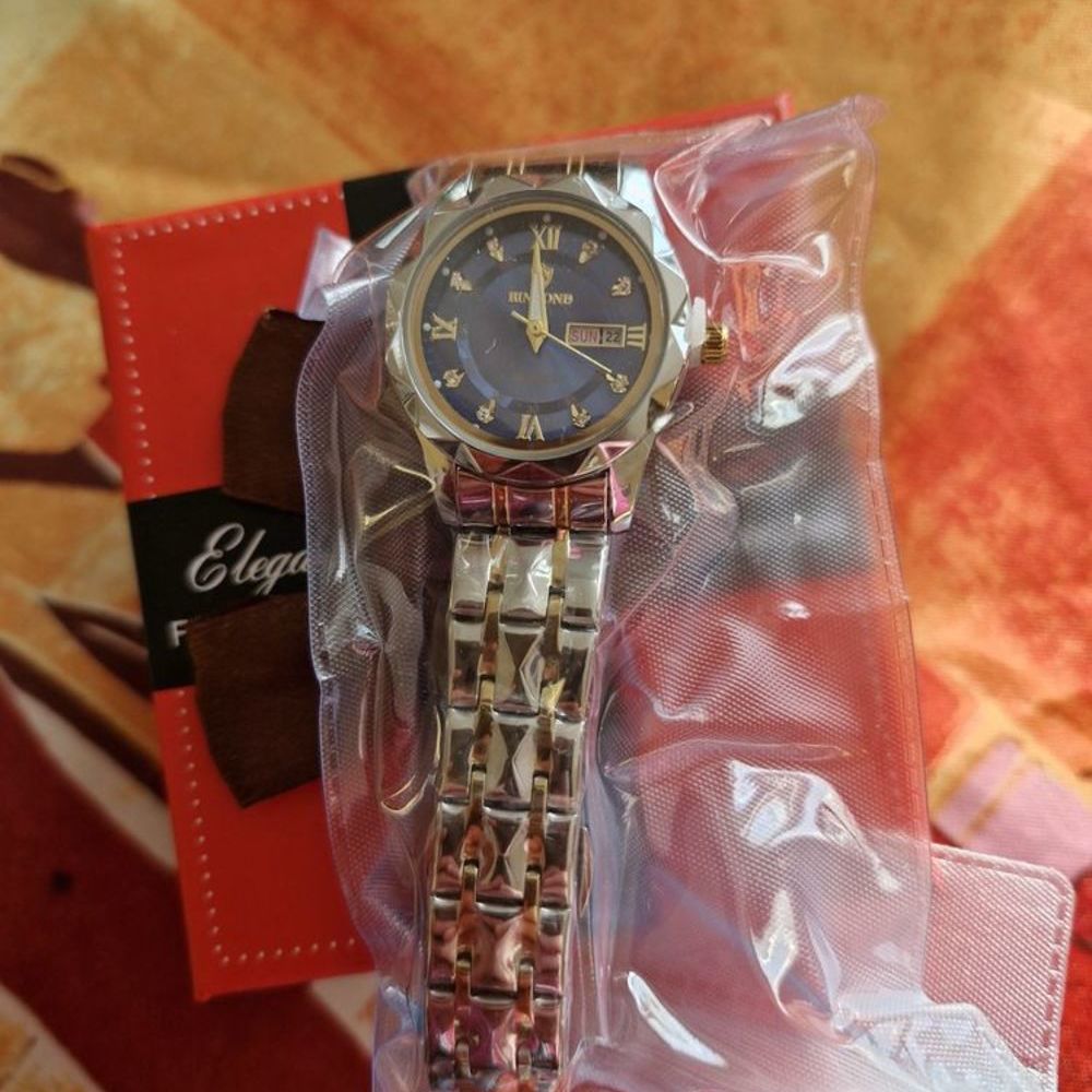 Lot objets divers vetements bijoux nettoyeurs Vêtements
