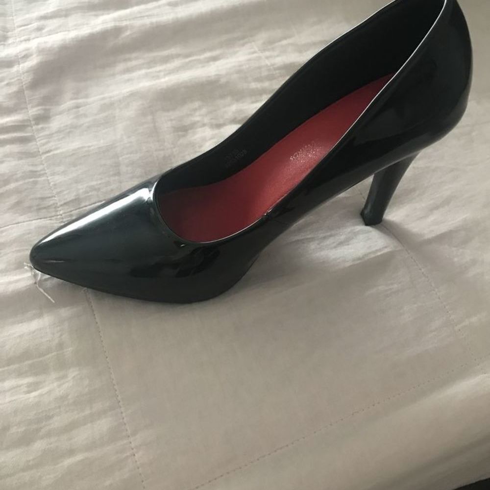 Chaussures talons jamais port&eacute;es cause blessure aux pieds. Chaussures