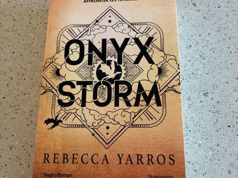 Livre neuf ONYX STORM de Rebecca YARROS 15 Le Mans (72)