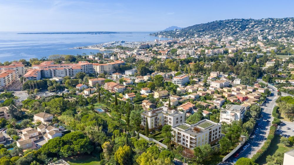   Antibes (06600)