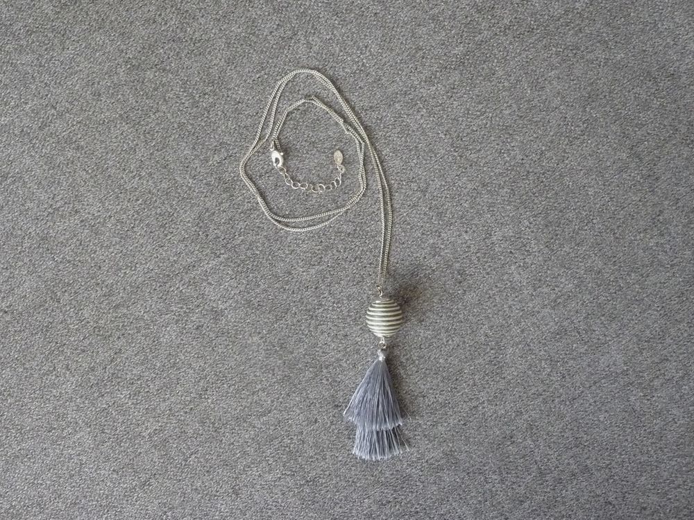 Collier/ Sautoir en M&eacute;tal Argent&eacute; avec son Pompon Gris Bijoux et montres
