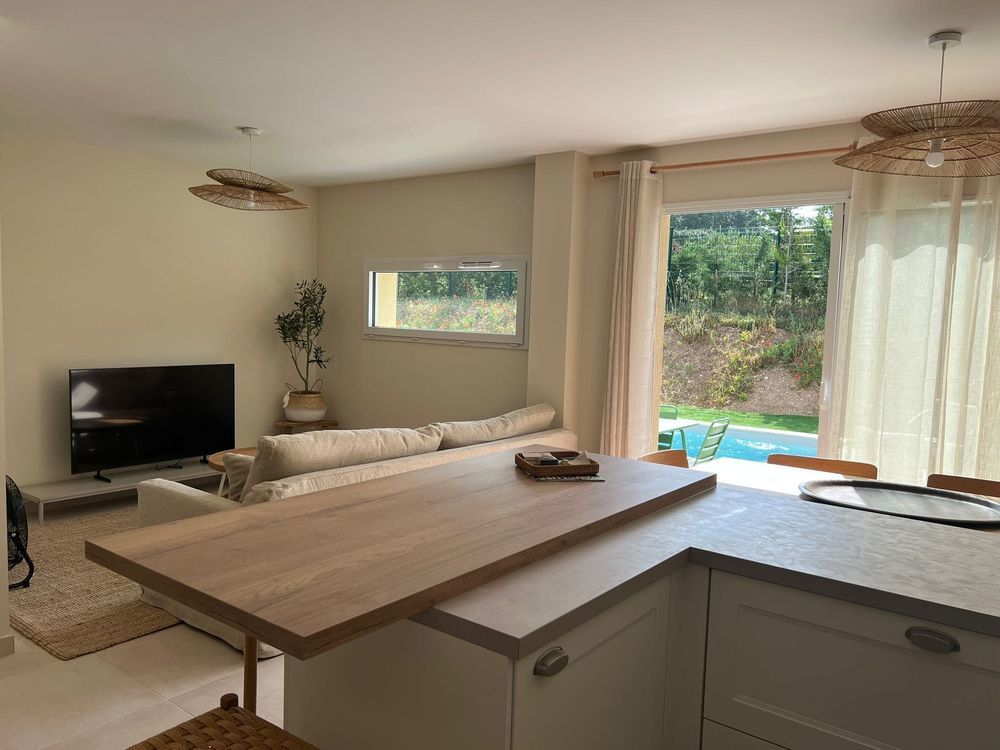 Maisons neuves   M�nerbes (84560)