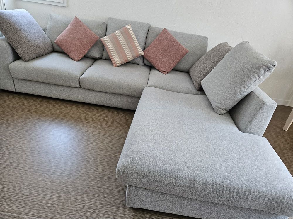 Grand Canap&eacute; confortable. Meubles