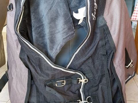 Couverture cheval ineuve imperméable doublée polaire 49 42320 Saint-christo-en-jarez