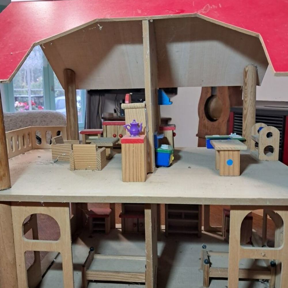 bonjour
Je vends cette jolie maison de poup&eacute;e en bois, id&eacute;al Mobilier enfants