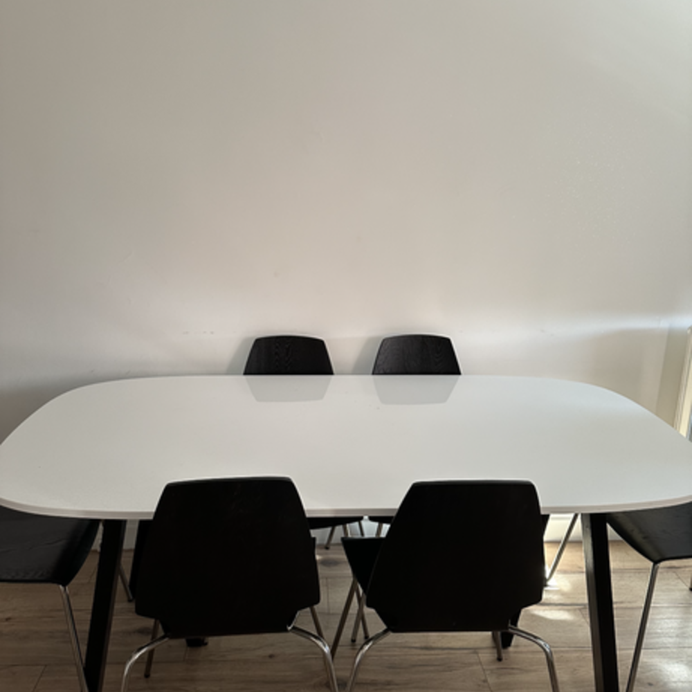 Table blanche avec 6 chaises noires Meubles