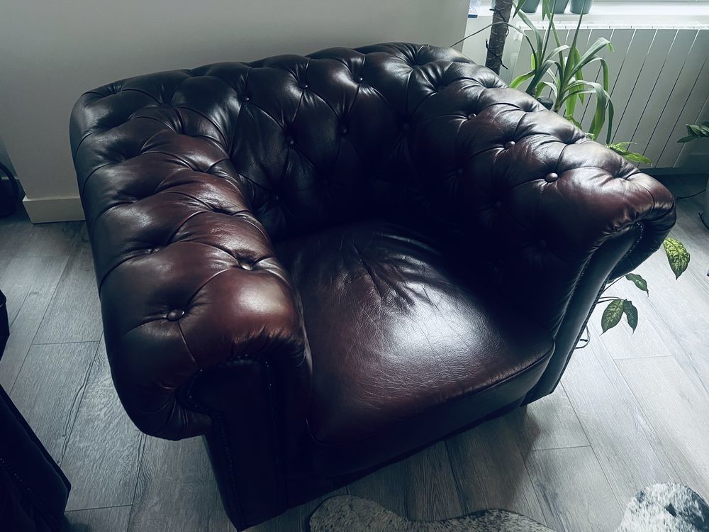 Canap&eacute; et fauteuil Chesterfield en cuir bordeaux Meubles