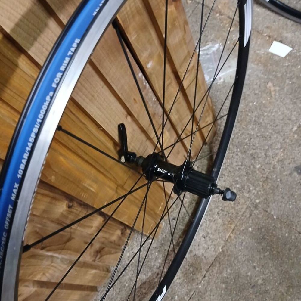 Roue arri&egrave;re Shimano RS neuve. Vélos