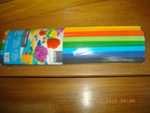 UN PAQUET DE 10 ROULEAUX DE PAPIER CREPON 8 Perros-Guirec (22)