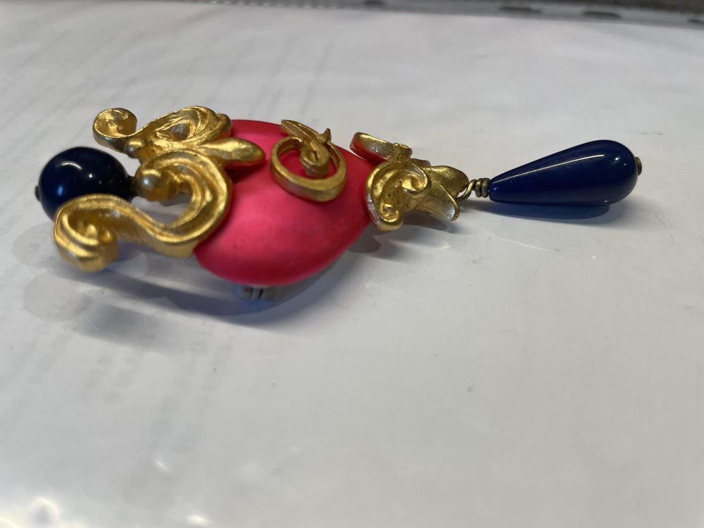 broche c?ur &eacute;maill&eacute; fuchsia sabl&eacute; avec arabesque dor&eacute; et per Bijoux et montres
