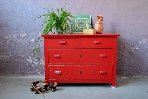 Commode ancienne patinée de couleur rouge vintage bohème 490 Wintzenheim (68)