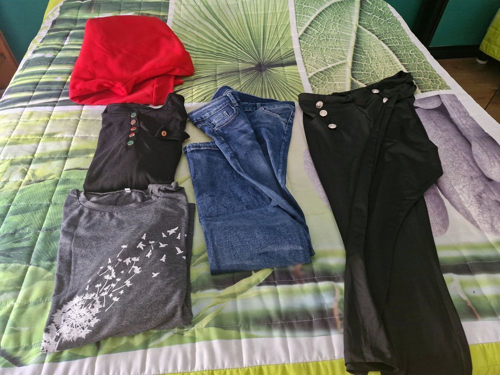 Lot objets divers vetements bijoux nettoyeurs Vêtements