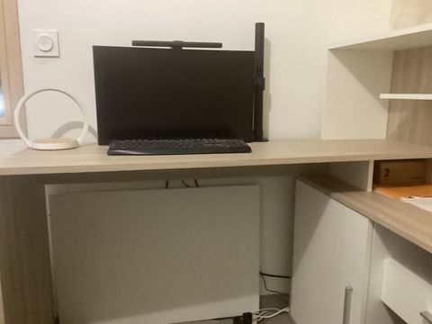 Bureau d'angle beige et blanc, meubles attenant, 130 Lyon 8 (69)
