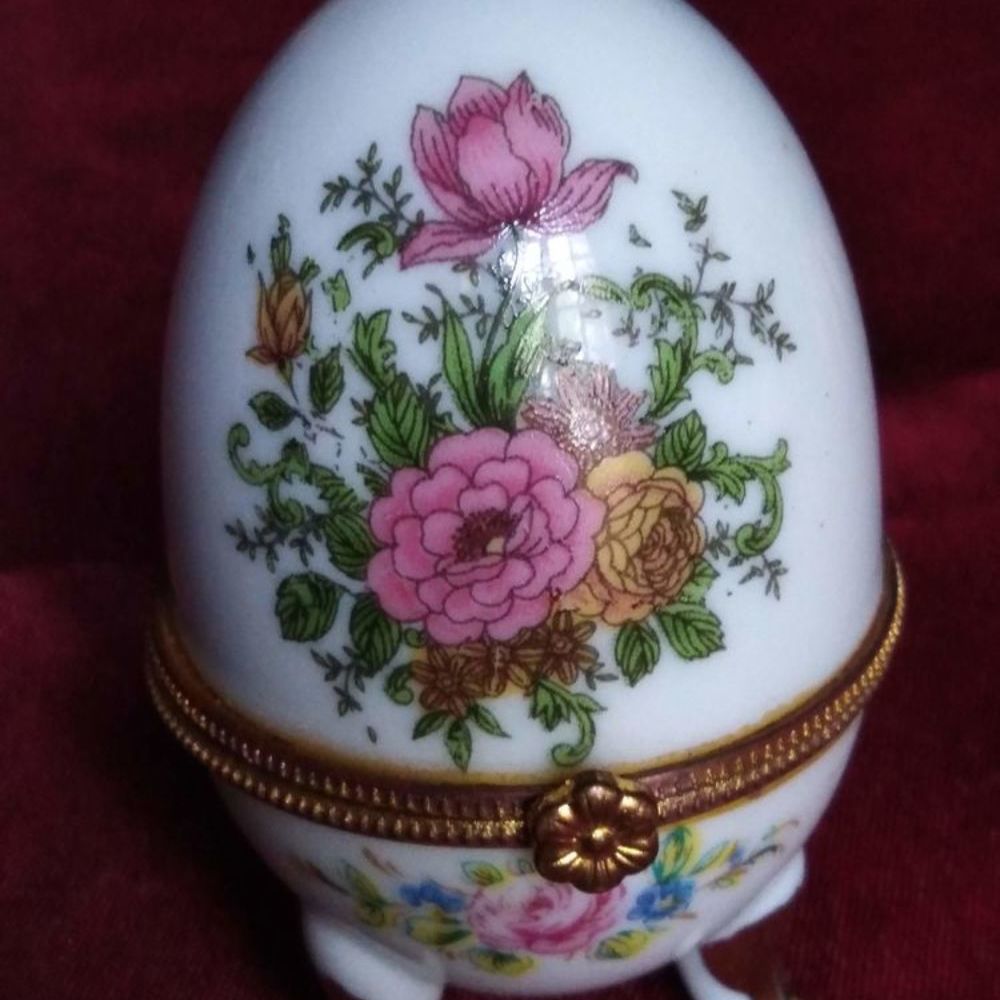 Oeuf en porcelaine avec des roses bleues et roses Décoration