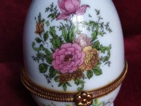 Oeuf en porcelaine avec des roses bleues et roses 8 Avermes (03)