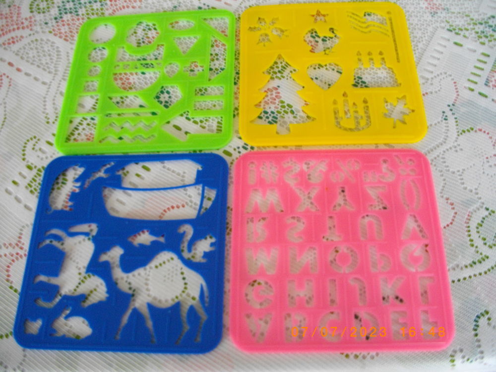 HUIT POCHOIRS POUR DESSINS ENFANT Jeux / jouets