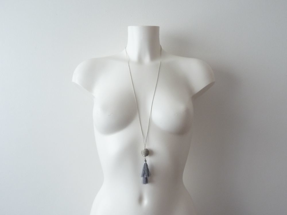 Collier/ Sautoir en M&eacute;tal Argent&eacute; avec son Pompon Gris Bijoux et montres