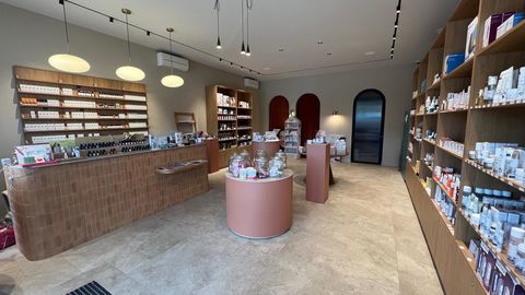 Sur la place de la Hall la Tour de Salvagny vente dro... 79000 69890 La tour-de-salvagny