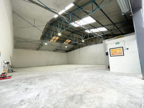 Local commercial en zone artisanale 1340 38660 St vincent de mercuze