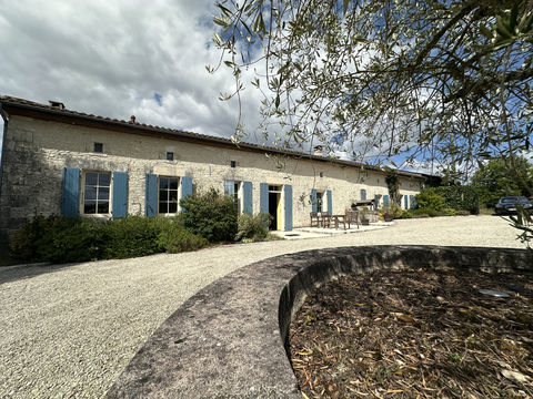   MAISON CHARENTAISE EN PIERRE AVEC VUE SECTEUR JONZAC Maison - 5 pi�ce(s) - 179 m�