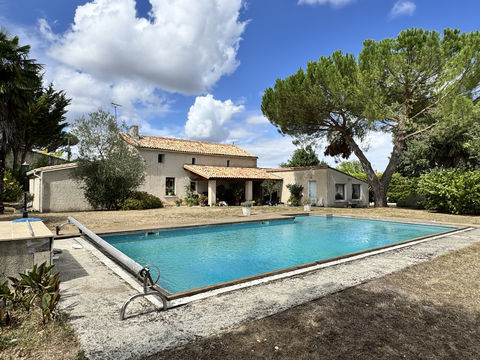   MAISON CHARENTAISE AVEC MAISON D'AMIS ET DEPENDANCES Maison - 9 pi�ce(s) - 274 m�