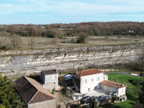   PROPRIETE DE CARACTERE AVEC BEL ENVIRONNEMENT Propri�t�/ch�teau - 5 pi�ce(s) - 160 m�